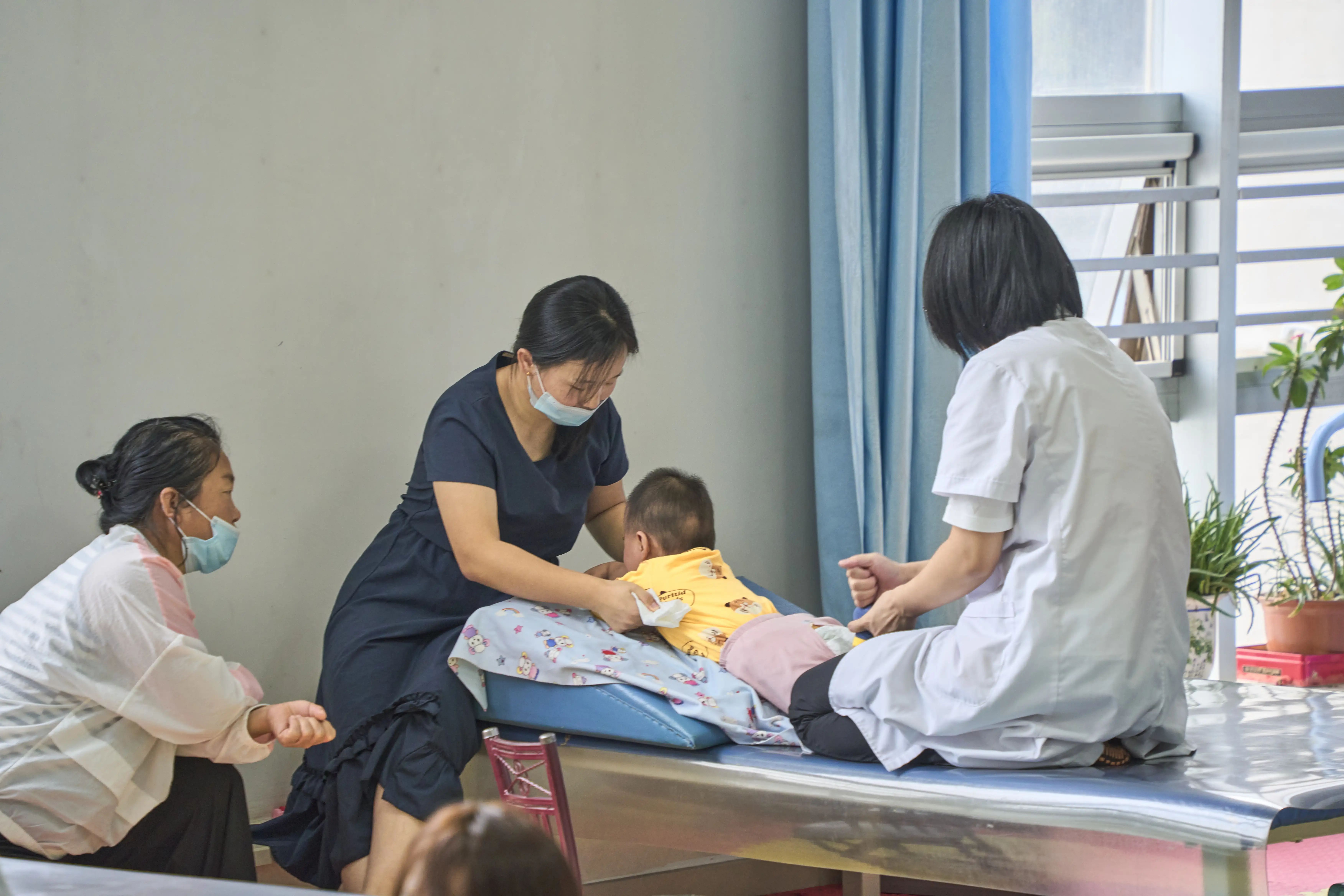 图为开展残疾儿童抢救性康复服务